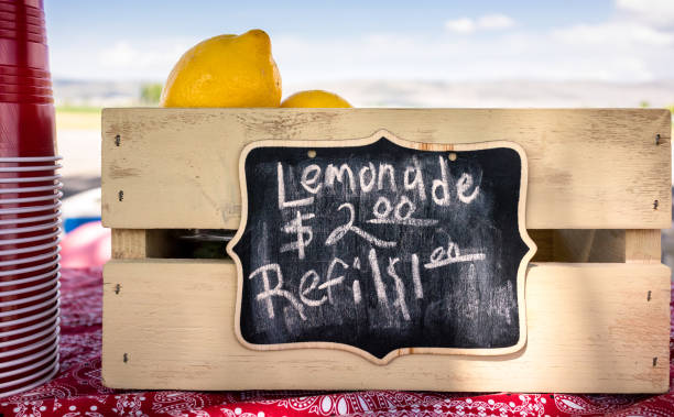 cute lemonade stand close-up - retro revival lemonade stand old fashioned lemonade imagens e fotografias de stock