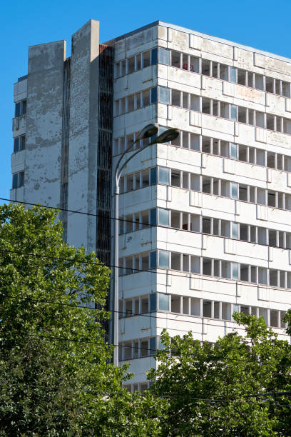 verlassene bürogebäude in berlin - plattenbau berlin germany east germany office building stock-fotos und bilder
