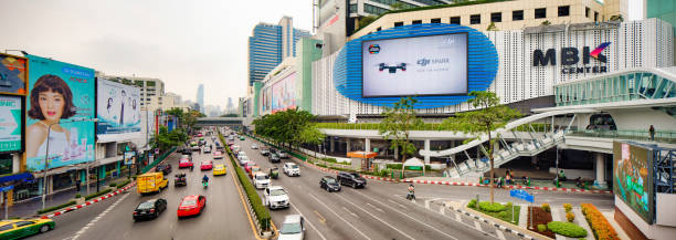 バンコク タイ パヤタイ道路高架と mbk センター全景 - mbk ストックフォトと画像