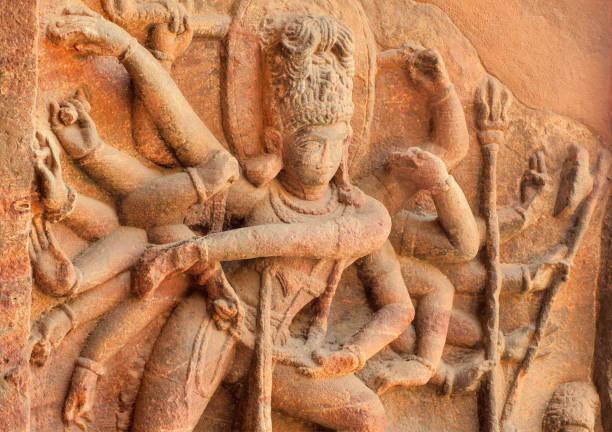 пример индийских произведений искусства 6-го века, танцующий рельеф шивы в древнем индуистском храме, индия - shiva hindu god statue dancing стоковые фото и изображения