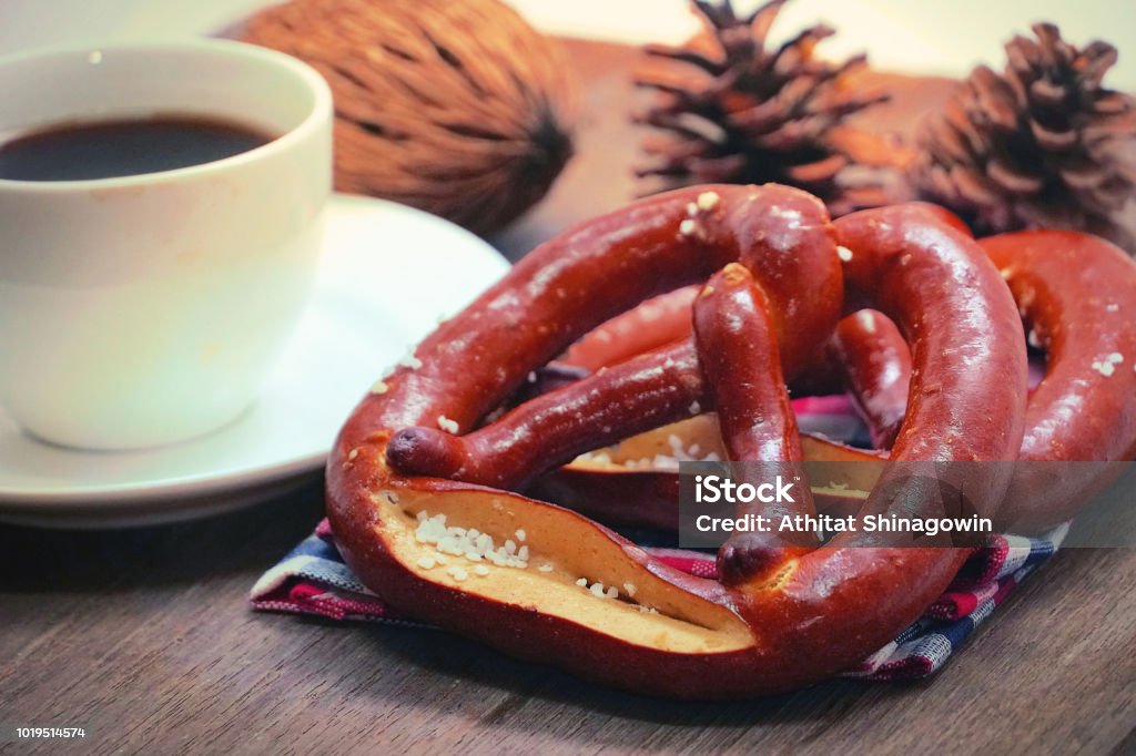 Brezel mit Kaffee auf Holztisch - Lizenzfrei Bayern Stock-Foto