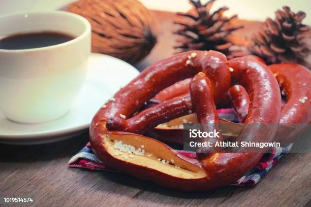 Brezel Mit Kaffee Auf Holztisch Stockfoto und mehr Bilder von Bayern - Bayern, Bierfest, Bildhintergrund