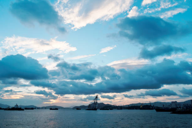 ciel coloré au coucher du soleil - hong kong sea sky cloud photos et images de collection