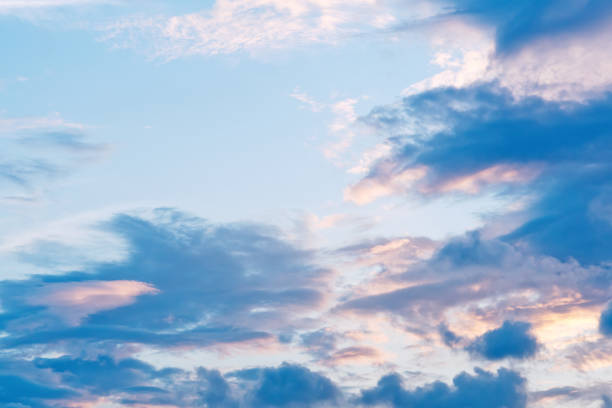 ciel coloré au coucher du soleil - hong kong sea sky cloud photos et images de collection
