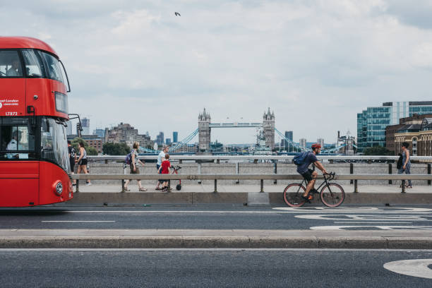 rowerzysta, piesi i piętrowy autobus na london bridge, londyn, wielka brytania. - tower bridge london england bridge skyline zdjęcia i obrazy z banku zdjęć