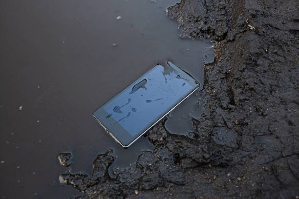 smart phone in the mud - mud dirt road road dirt imagens e fotografias de stock