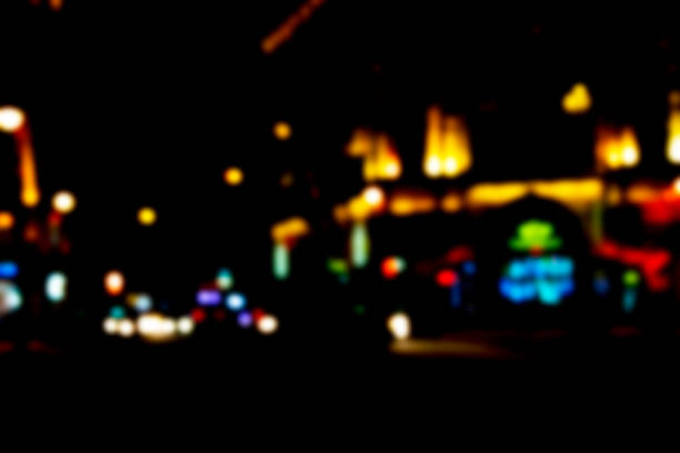 マルチ色とボケ味。お祝いライト背景のボケ味。ボケ ライトをデフォーカスしました。ボケのボケ味。ピンぼけ光ヴィンテージ背景。抽象的なカラフルな多重ドット。ソフト フォーカス。� - lighting equipment defocused street light city ストックフォトと画像