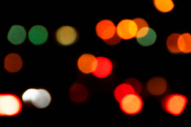 マルチ色とボケ味。お祝いライト背景のボケ味。ボケ ライトをデフォーカスしました。ボケのボケ味。ピンぼけ光ヴィンテージ背景。抽象的なカラフルな多重ドット。ソフト フォーカス。� - lighting equipment defocused street light city ストックフォトと画像