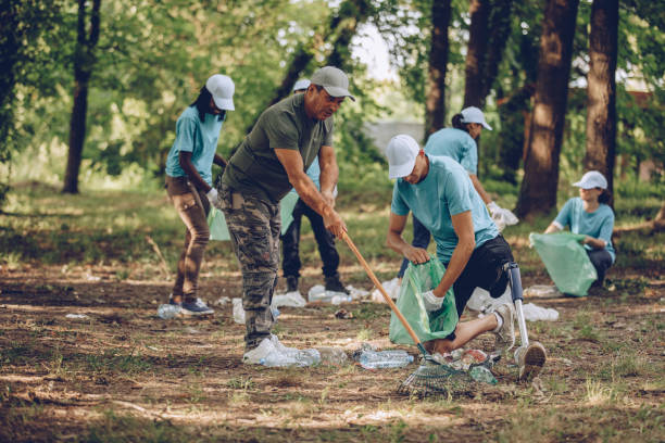 istock Volunteers cleaning nature 1019557482