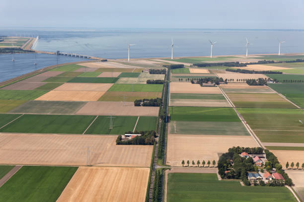 vista aérea holandesa paisaje agrícola con turbinas de viento a lo largo de la costa - netherlands dyke polder aerial view fotografías e imágenes de stock