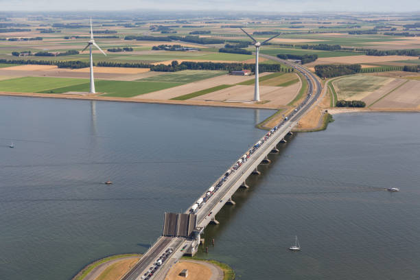 vista aérea paisaje holandés con las turbinas de viento y puente - netherlands dyke polder aerial view fotografías e imágenes de stock