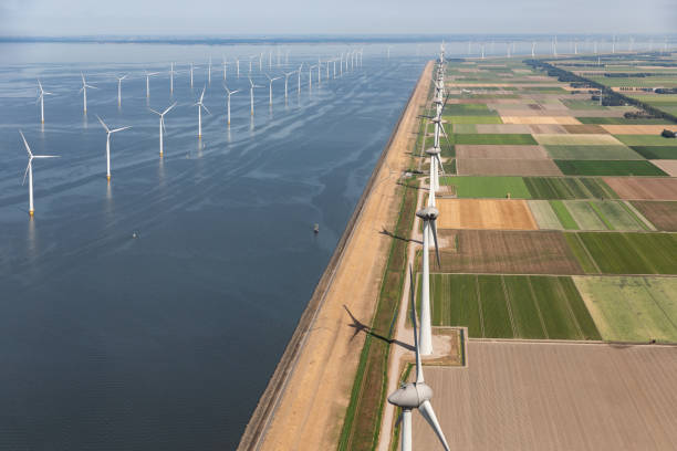 vista aérea paisaje holandés con turbinas de viento costa afuera a lo largo de la costa - netherlands dyke polder aerial view fotografías e imágenes de stock