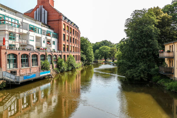 picture from the river elster in the scene district leipzig schleussig with beautiful lofts in old industrie buildings - industrie imagens e fotografias de stock