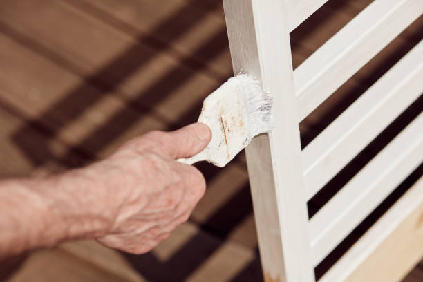 istock Old man paint his new bed on terrace 1019572220
