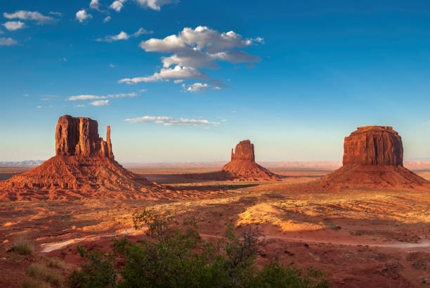 valle monumento mittens - monument valley navajo mesa monument valley tribal park fotografías e imágenes de stock