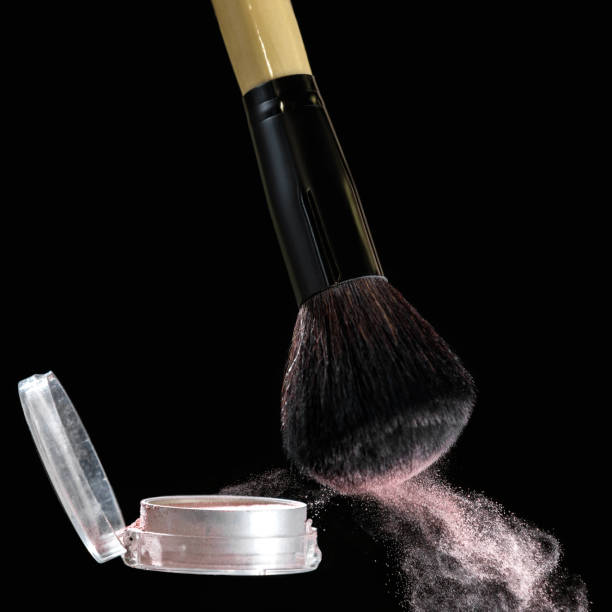 compõem a escova com salpicos de pó em fundo preto - face powder exploding make up dust - fotografias e filmes do acervo