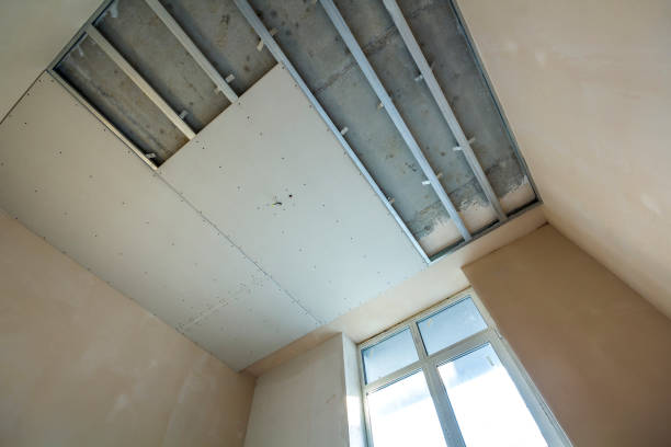 istock Angled view of light empty room under construction. Suspended ceiling and walls from drywall fixed to metal frame with screws. Renovation, insulation, comfort and do it yourself concept. 1019621296