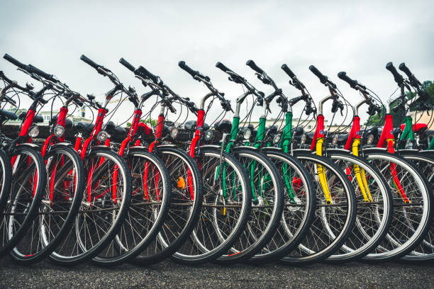 série de vélos de ville colorée - parking vélo photos et images de collection