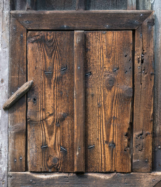 деревянная деревенская калитка, закрытая вращающимся замком - wood rustic close up nail стоковые фото и изображения