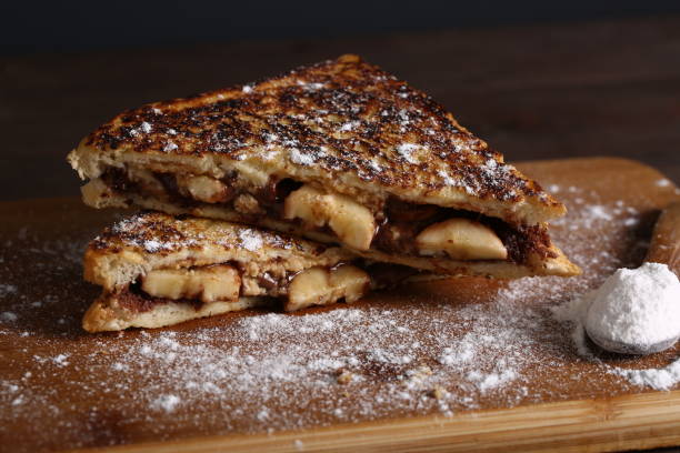 tosty francuskie z czekoladą creamed nutella - breakfast bread table drop zdjęcia i obrazy z banku zdjęć