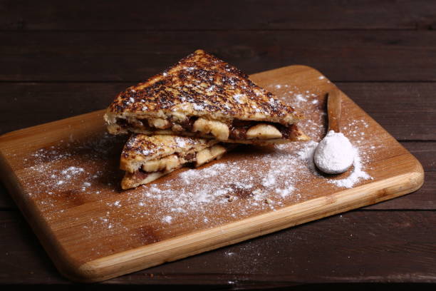 tosty francuskie z czekoladą creamed nutella - breakfast bread table drop zdjęcia i obrazy z banku zdjęć