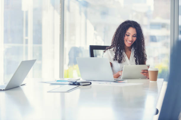 그녀의 책상에서 디지털 태블릿에 노력 하는 아프리카계 미국인 여자. - business business person ceo coffee 뉴스 사진 이미지