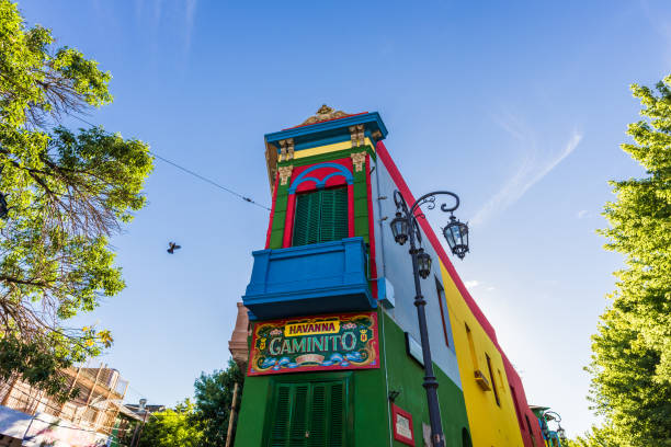 casa tradicional de colorido en la calle caminito en el barrio de la boca, buenos aires - tango fotografías e imágenes de stock