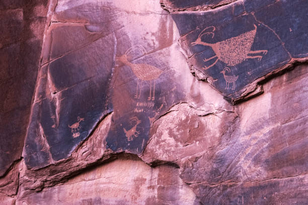 petroglifos anasazi, monument valley - cave painting indigenous culture art arizona fotografías e imágenes de stock