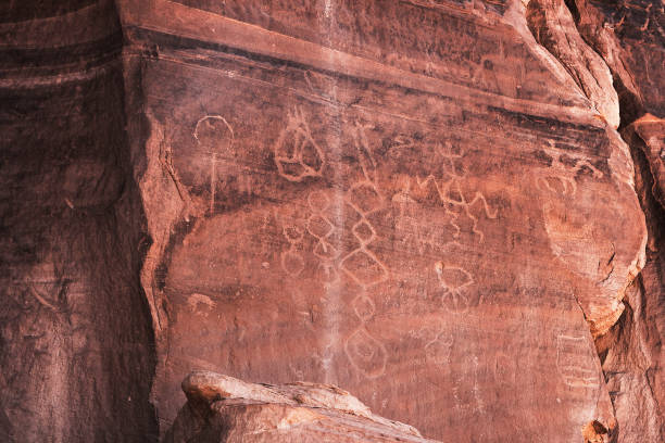 cultura anasazi petroglyphs - cave painting indigenous culture art arizona fotografías e imágenes de stock