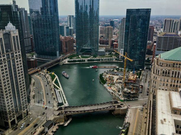 vue d’angle élevé de wolf point sur la rivière de chicago comme une barge avec têtes de débris au nord et de chefs de bateau touristique est. - chicago skyline lake nautical vessel photos et images de collection