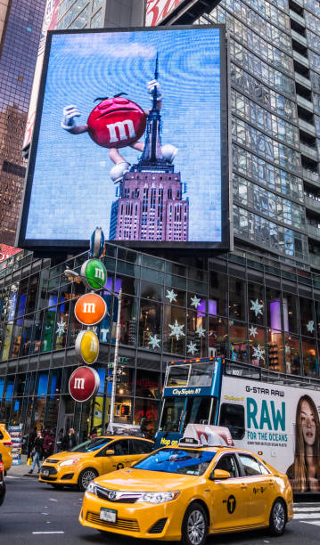 紐約, 紐約/2014年11月4日: 百老匯動畫看板 - times square billboard 個照片及圖片檔