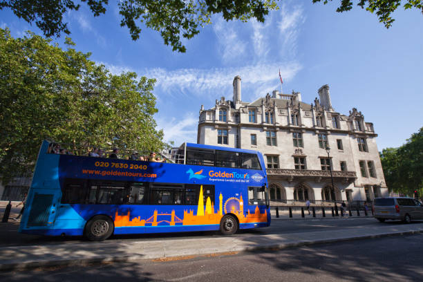 scène de rue à l’extérieur de parliament square, londres, angleterre, royaume-uni - london england urban scene city life bus photos et images de collection