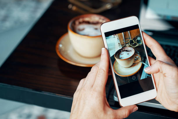 blogger fotografiando café - dispositivo de pantalla fotos fotografías e imágenes de stock