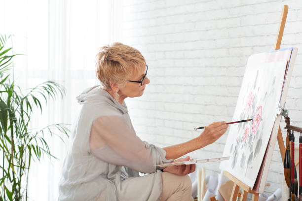istock Painting woman 1019799352