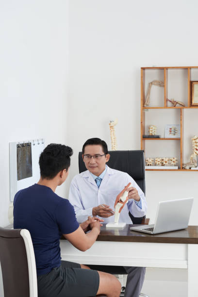 istock Explaining cause of pain 1019804952