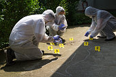 ein-team-von-drei-forensik-sammelt-bewei