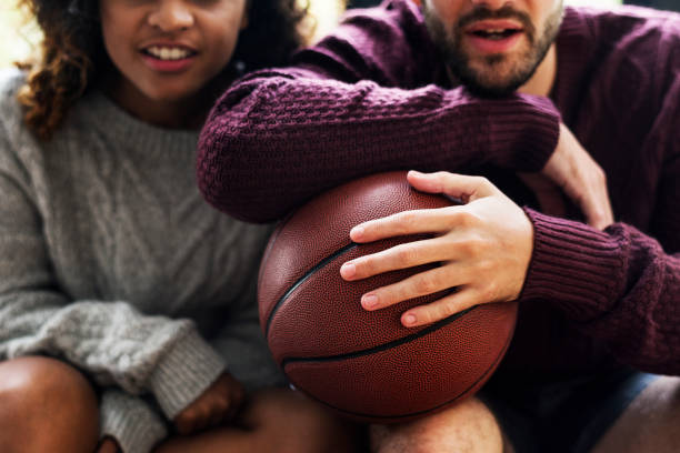 jovem casal assistindo jogo de basquete em casa - movie time - fotografias e filmes do acervo