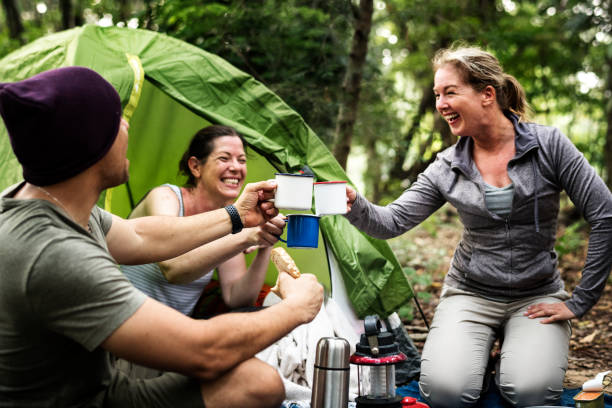 grupo de diversos amigos, acampar na floresta - coffee time - fotografias e filmes do acervo