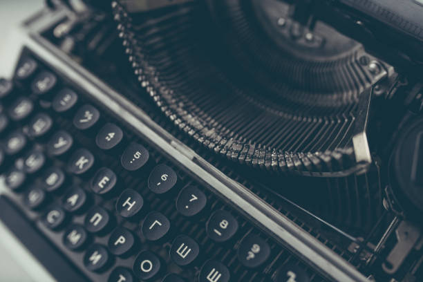 古いタイプライターのキーボードのクローズ アップ - typewriter keyboard typewriter retro revival typewriter key ストックフォトと画像