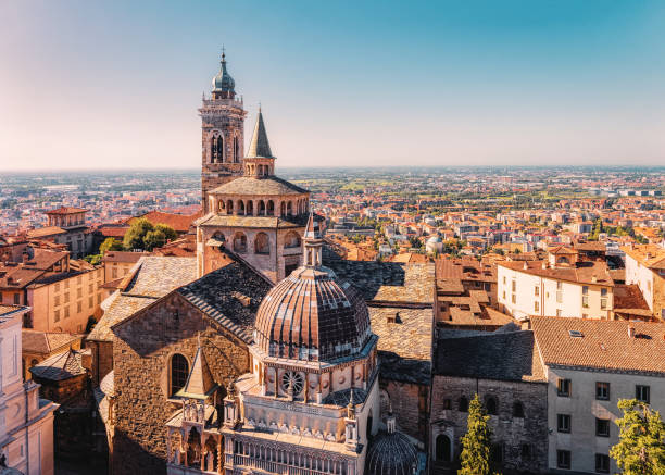 paisagem urbana com a basílica de santa maria maggiore bergamo itália - middle ages architecture and buildings place of worship church - fotografias e filmes do acervo