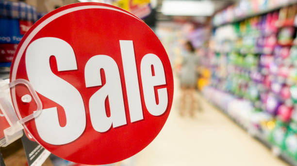 istock Discount sign in supermarket 1019843464