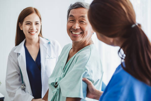 enfermera y médico asiático mujer fomentan movilidad viejo hombre paciente sentado en silla de ruedas en el hospital, concepto médico asiático - patient doctor hospital senior adult fotografías e imágenes de stock