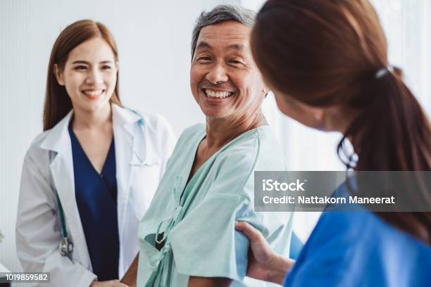 Photo libre de droit de Infirmière Et Docteur Asiatique Femme Encouragent Les Handicapés Vieux Homme Patient Assis Sur Une Chaise Roulante À Lhôpital Concept Médical Asiatique banque d'images et plus d'images libres de droit de Patient