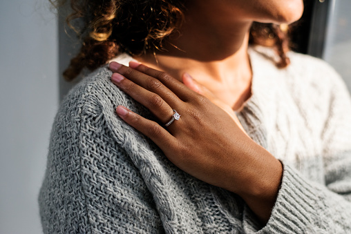 Mujer alegre con anillo de compromiso photo