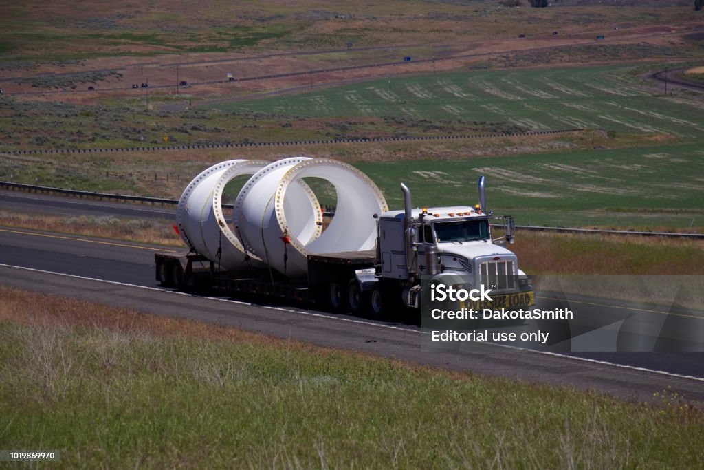 Oversize Load semi-vrachtwagen - Royalty-free Vrachtcontainer Stockfoto