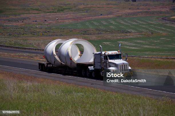 Oversize Load Semivrachtwagen Stockfoto en meer beelden van Vrachtcontainer - Vrachtcontainer, Extra groot, Vrachtvervoer