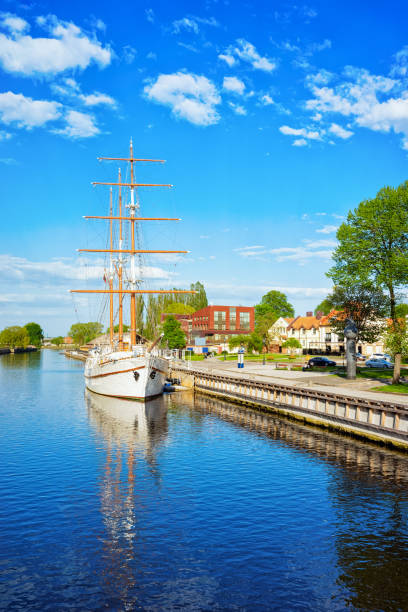 ship at embankment of dane river in old town klaipeda - klaipeda imagens e fotografias de stock