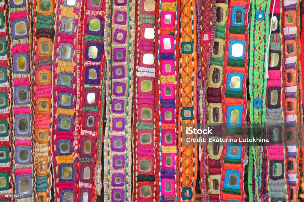 Coloridos Cinturones Étnicos Con En Mercado En Goa India Recuerdos Tibetanos Foto de stock y banco de imágenes India -