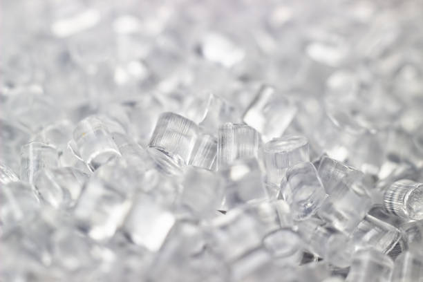 granuli di plastica trasparente. pellet di polimero. isolato su uno sfondo nero. - polipropilene foto e immagini stock