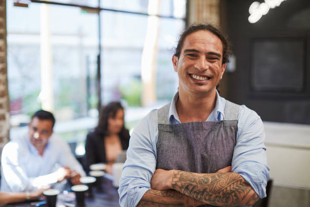 barman australiano mirando a cámara en su tienda de café. - sydney fotografías e imágenes de stock